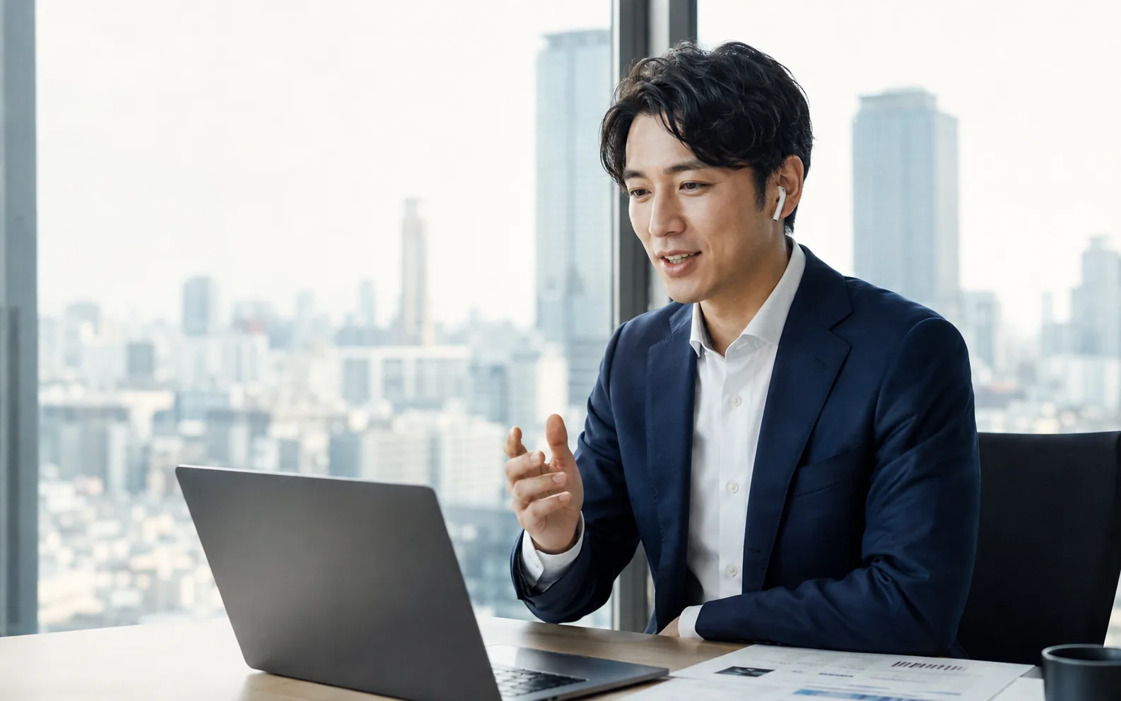 大阪の企業の採用担当者とオンラインでやり取りするキャリアアドバイザー